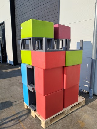 Ca. 14x  Diverse krukjes, rood, groen, blauw en roze