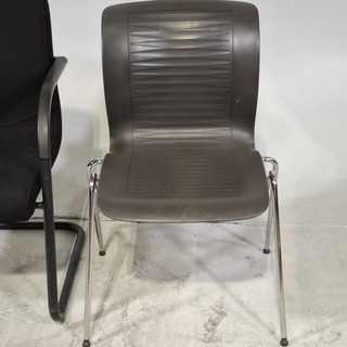 Partij diverse stoelen en 2x tafel