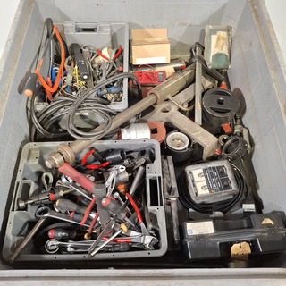 Kunststof kist met diverse garage inventaris