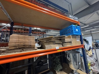 Partij dozen en verpakkingsmateriaal