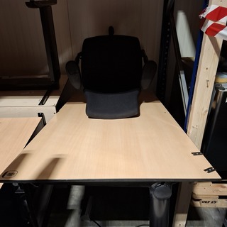 8x Tafel, 1x kast en 1x bureaustoel