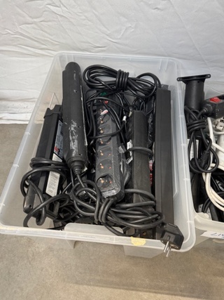 3x Bak met stekkerdozen