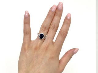 Witgouden entourage ring met diamanten en saffier