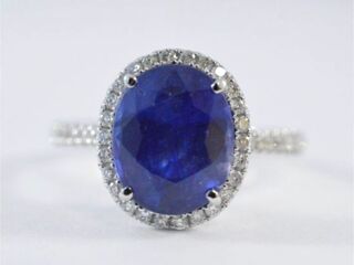 Witgouden entourage ring met diamanten en saffier