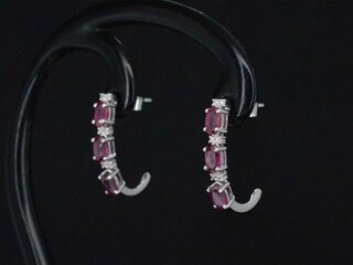 Witgouden oorbellen met diamanten en robijn