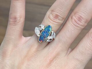 Gouden ring met diamanten en opaal