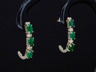 Gouden oorbellen met diamanten en smaragd