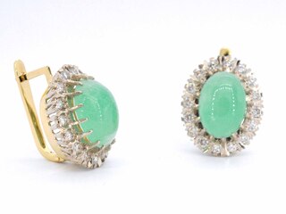 Gouden entourage oorbellen met smaragden en diamanten