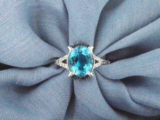 Witgouden ring met diamanten en  edelstenen