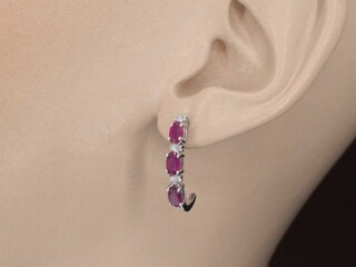 Witgouden oorbellen met diamanten en robijn