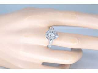 Witgouden druppelvormige entourage ring met diamanten