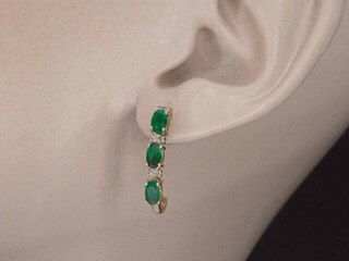 Gouden oorbellen met diamanten en smaragd