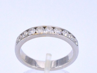 Witgouden half alliance ring met diamant