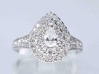 Witgouden druppelvormige entourage ring met diamanten