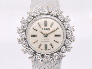 Le monde dameshorloge met diamanten