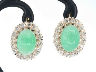 Gouden entourage oorbellen met smaragden en diamanten