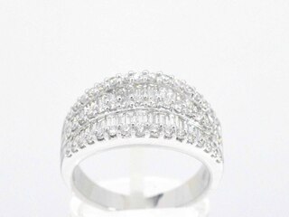 Witgouden ring met briljant en baguettes diamanten