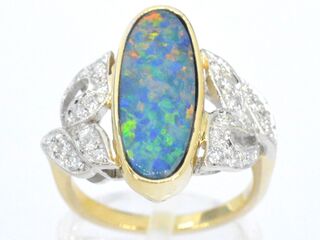 Gouden ring met diamanten en opaal