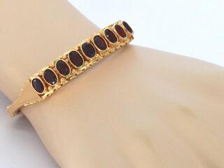 Gouden armband met rode edelstenen