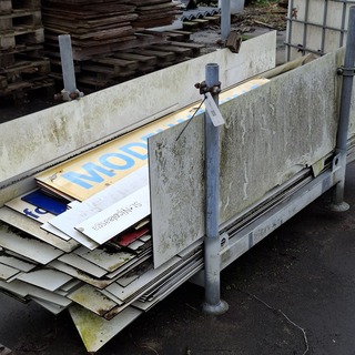 Partij restmateriaal trespa in transportbok