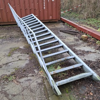 Metalen noodtrap met bordes 15 treeds met bordes