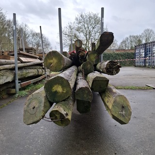 Partij houten balken en palen in 2x transportbok