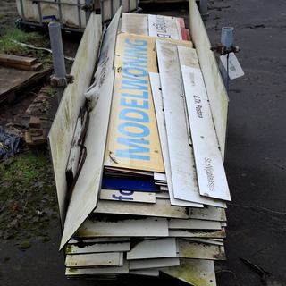 Partij restmateriaal trespa in transportbok