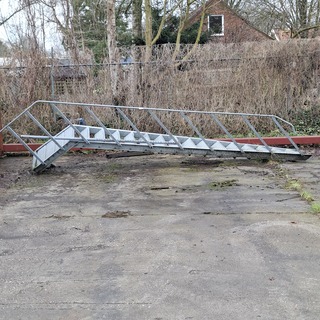 Metalen noodtrap met bordes 15 treeds met bordes