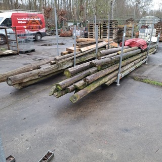 Partij houten balken en palen in 2x transportbok