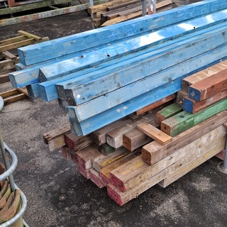 Partij metselprofielen in transportbok