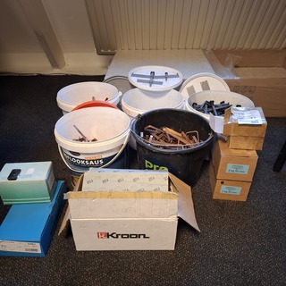 Partij gesmede spijkers met koperen panhaken