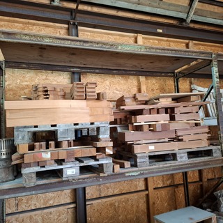 Partij hardhouten half fabricaten op 2x pallet