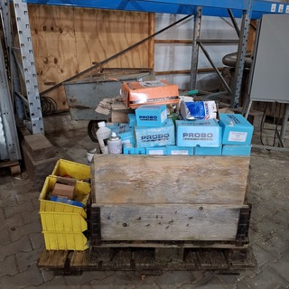 Palletbox met divers ijzerwaar en verfrestanten