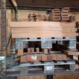 Partij hardhouten half fabricaten op 2x pallet