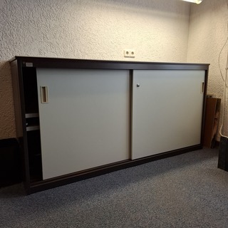 Schuifdeurkast met inhoud