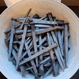 Partij gesmede spijkers met koperen panhaken