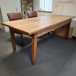 Eetkamertafel met 4x verrijdbare eetkamerstoel