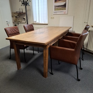 Eetkamertafel met 4x verrijdbare eetkamerstoel