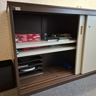 Schuifdeurkast met inhoud