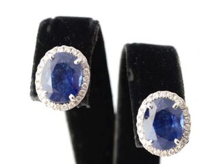 Witgouden entourage oorbellen met diamanten en saffier