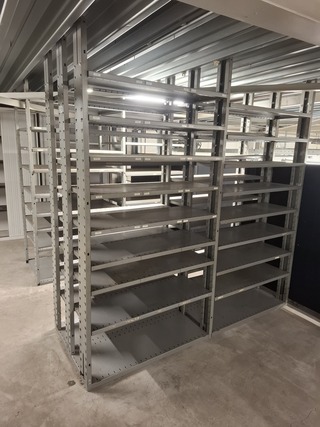 Diverse stelling en metalen wandborden