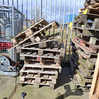 Partij diverse pallets/ brandhout