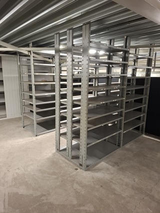 Diverse stelling en metalen wandborden