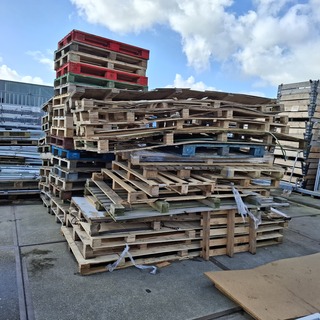 Partij diverse pallets/ brandhout