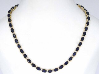 Geelgouden collier met diamanten en saffier