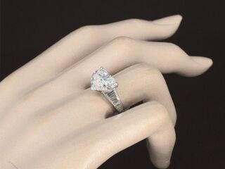 Witgouden ring met een heart shape diamant van 5.04 carat met HRD cert