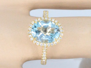 Gouden entourage ring met ovaal geslepen topaas