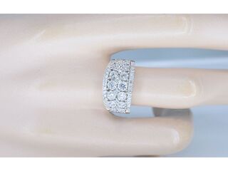 Witgouden pavering met diamanten