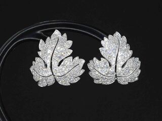 Witgouden oorbellen met diamanten in blad vorm