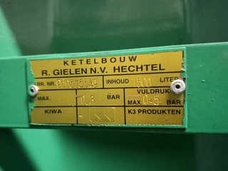 Stalen olietank in lekbak